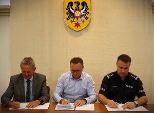 zdjęcie:  Porozumienie w sprawie powstania klasy mundurowej o profilu policyjnym podpisane