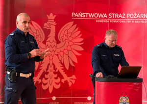 policjanci podczas wydarzania prowadzący prelekcję
