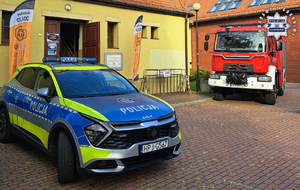radiowóz i wóz strażacki