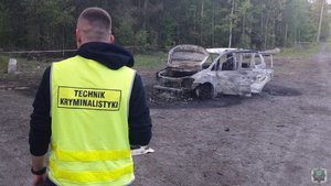 Policjanci pracujący na miejscu pożaru pojazdu
