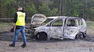 Policjanci pracujący na miejscu pożaru pojazdu