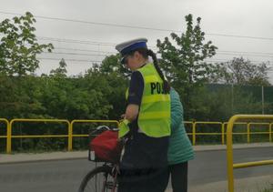 Policjanci ruchu drogowego w trakcie działań dla bezpieczeństwa pieszych