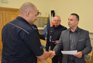 insp. Tychowicz gratuluje  asp. Sebastianowi Kołtowskiemu z komendy miejskiej w Opolu