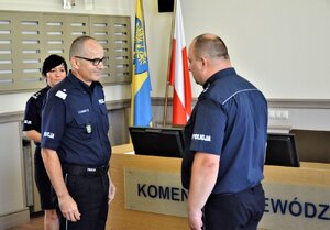 Funkcjonariusz składa meldunek komendantowi wojewódzkiemu