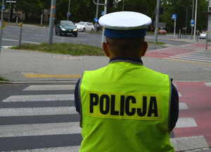 policjant ruchu drogowego w trakcie kontrolowania ruchu na drodze
