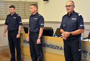 Komendant Wojewódzki Policji w Opolu i jego zastępcy stoją obok siebie