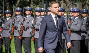 Prezydent RP na tle policjantów