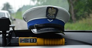 czapka policjanta ruchu drogowego oraz urządzenie do sprawdzania stanu trzeźwości