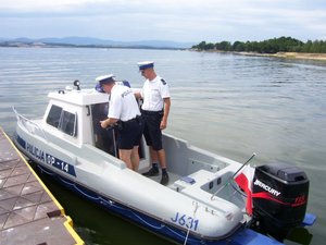 policjanci ogniwa wodnego na łodzi patrolowej