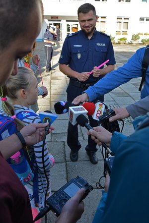 Policjanci w trakcie akcji bezpieczna droga do szkoły spotkali się z dziennikarzami, aby opowiedzieć o swoich działaniach