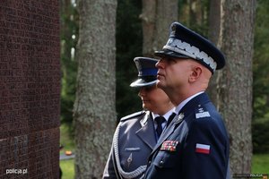 Komendant Główny Policji gen. insp. Jarosław Szymczyk czyta nazwiska pomordowanych funkcjonariuszy