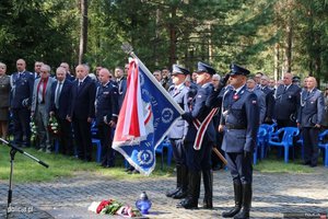 Poczet sztandarowy Komendy Głównej Policji oddaje honor pomordowanym funkcjonariuszom