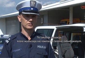 policjant ruchu drogowego udziela wywiadu