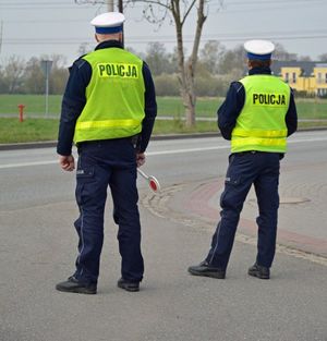 policjanci ruchu drogowego w trakcie kontroli na ulicy