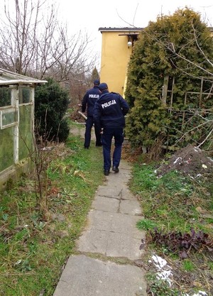 policjanci podczas patrolowania ogródków działkowych