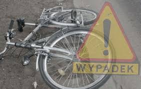leżący rower i tabliczka uwaga wypadek