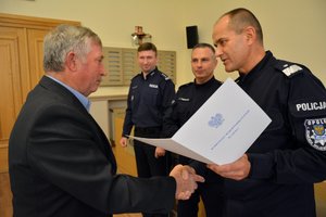 komendant gratuluje i wręcza wyróżnienie nagrodzonym pracownikom cywilnym KWP w Opolu