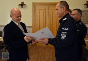 komendant gratuluje i wręcza wyróżnienie nagrodzonym pracownikom cywilnym KWP w Opolu