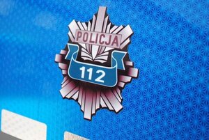 zdjęcie przedstawiające bok radiowozu z numerem 112