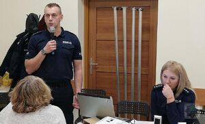 policjanci podczas spotkania z seniorami