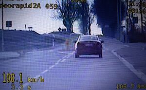 zdjęcie samochodu, który przekracza dozwoloną prędkość