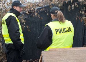 policyjny patrol sprawdza ogródki