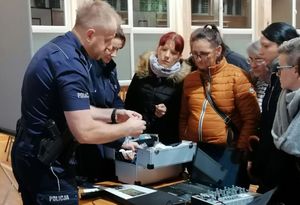 policjanci rozmawiają z uczniami i ich rodzicami o bezpieczeństwie