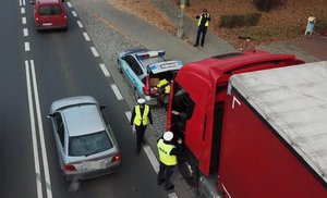 zdjęcie z góry - kontrola drogowa, policjanci stoją przy zatrzymanym samochodzie