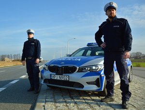 policjanci ruchu drogowego kontrolują pojazdy
