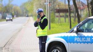 policjant z miernikiem prędkości