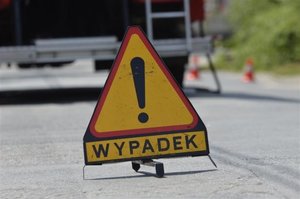 trójkąt ostrzegawczy z napisem wypadek