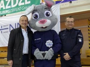 gospodarz turnieju - komendant policji w Prudniku wraz z maskotką