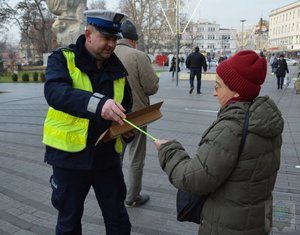 policjanci rozdają odblaski na ulicach Opola i rozmawiają z mieszkańcami o bezpieczeństwie