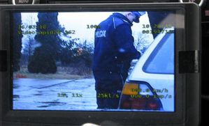policjant przy kontrolowanym samochodzie - zdjęcie ekranu videorejestratora