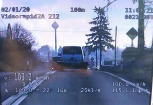 obraz z wideorejestratora na którym kierujący vw przekroczył dozwoloną prędkość, jadąc 103 km/h na obowiązującym ograniczeniu do 50