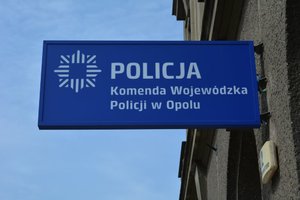 tabliczka informacyjna na budynku komendy wojewódzkiej policji w Opolu