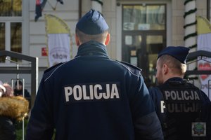 dwóch policjantów idzie w kierunku siedziby sztabu WOŚP w Opolu