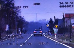 zdjęcie z video rejestratora na którym pojazd jedzie z prędkością 104 km/h przy obowiązującym ograniczeniu do 50 km/h