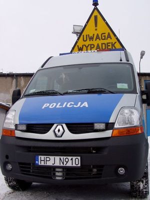 radiowóz z tabliczką uwaga wypadek