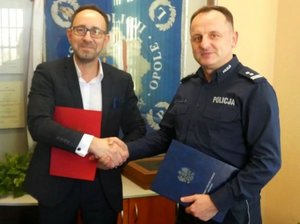 komendant kmp wraz z komendantem kp tarnów opolski podpisują porozumienie z burmistrzem gminy