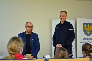 policjant oraz pracownik word-u w trakcie spotkania z dziećmi