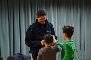 policjant rozmawia z dwójką dzieci