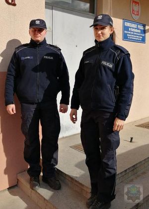 policjanci, którzy pomogli mężczyźnie