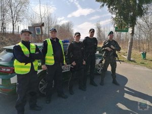 policjanci wraz z innymi służbami na granicach
