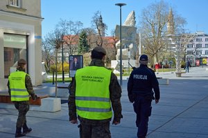 policjant razem z żołnierzami WOT-u patroluje ulice Opola
