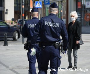 policjanci na ulicach Opola rozdają maseczki