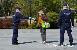 policjanci na ulicach Opola rozdają maseczki