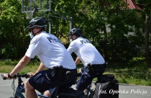 2 policjantów jedzie ścieżką dla rowerów