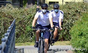 dwóch policjantów na rowerze