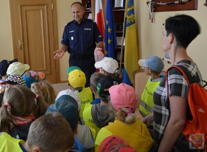 dzieci w gabinecie komendanta